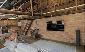 Casa Loft Industrial c/ Área Externa/Cama King/Churrasqueira